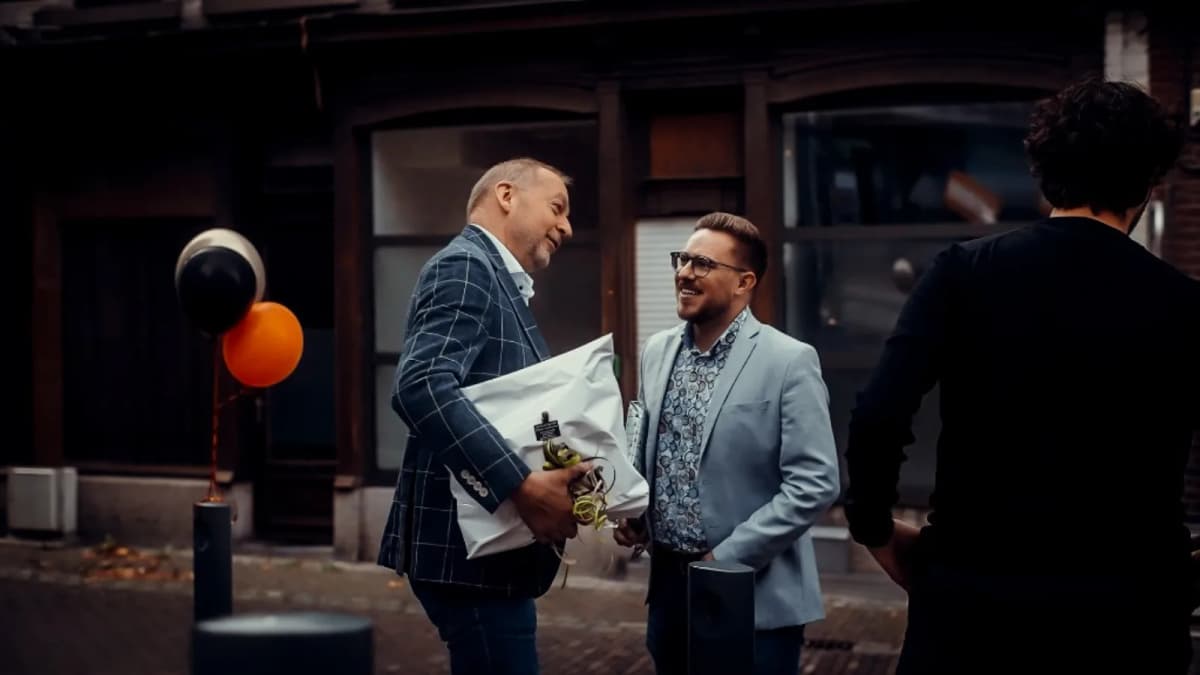 Remise d'une montre à un client devant la boutique Sometimes Passion à Marche-en-Famenne